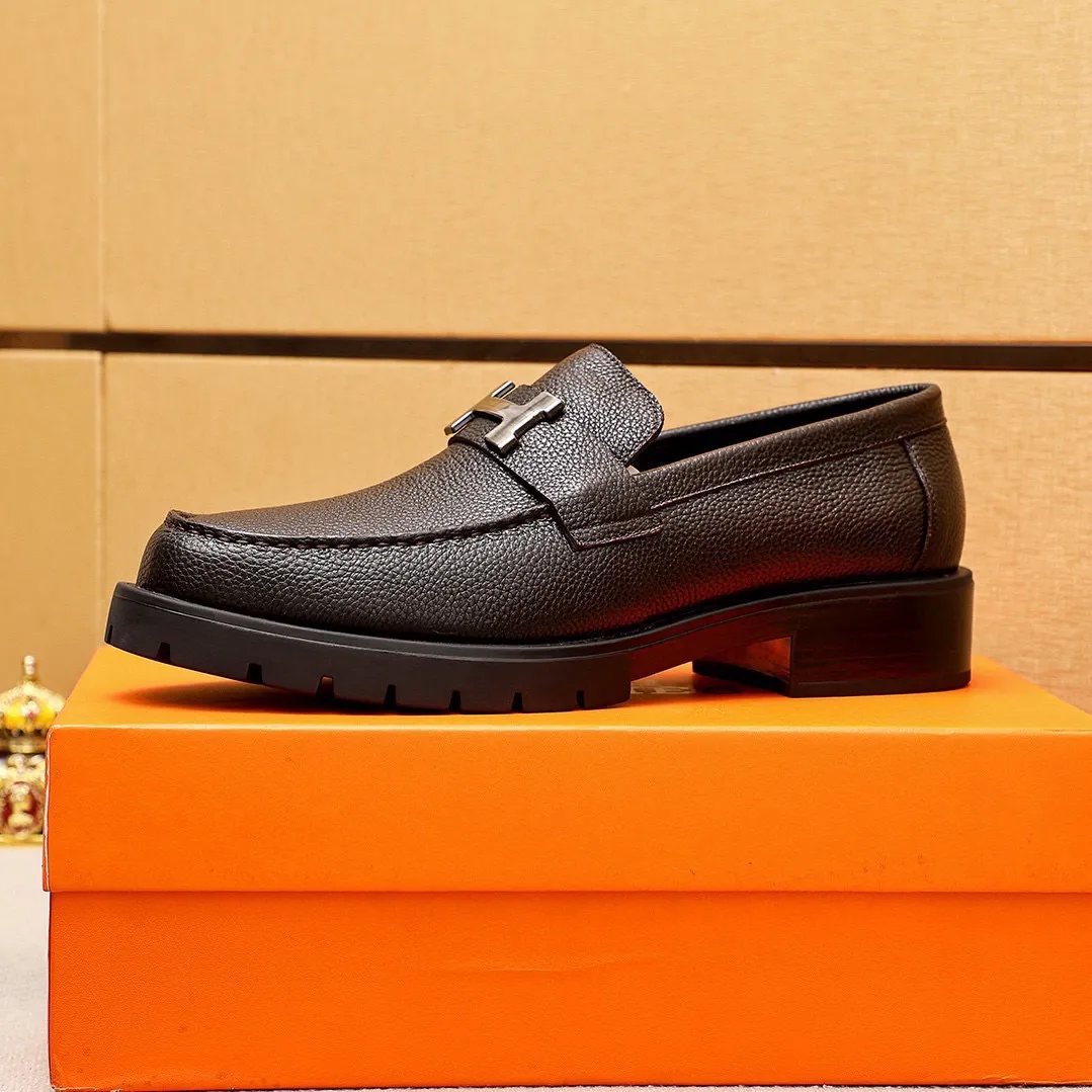 Men's shoes 💰460 💐 Product trademark: HERMES "Hermès" casual leather shoes Regular size: 39-44 (38.45🉑️customized) Product materials: Selected imported first-layer pebbled cowhide leather upper + classic hardware buckle, imported water-dyed 🐂 cowhide lining. Strong three-dimensional visual effect, non-slip and wear-resistant rubber outsole Color: 2⃣️colors available